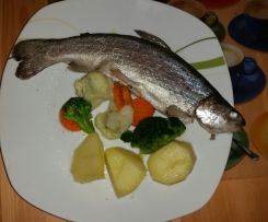 Forelle mit Gemüse und Kartoffeln