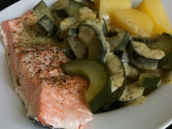 Lachs mit Senf-Dill-Gurken 