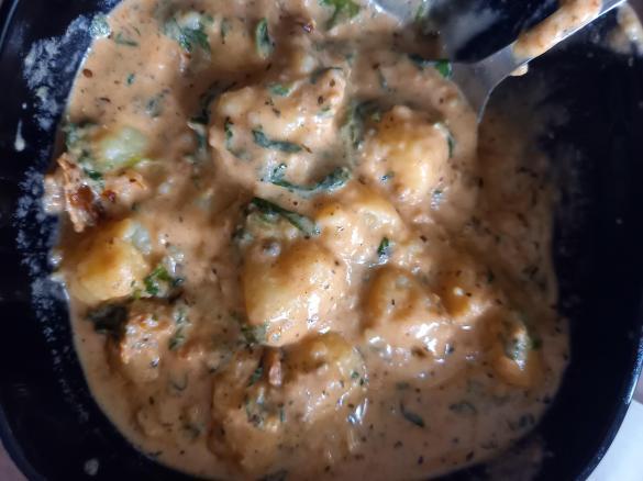 Gnocchi mit sahniger Tomaten-Spinat-Soße