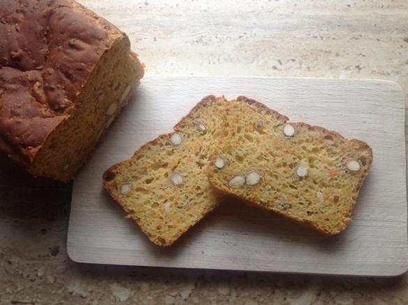 Möhren-Mandel-Brot