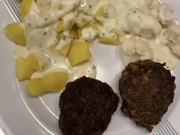 Kartoffeln und Blumenkohl mit Käsesoße