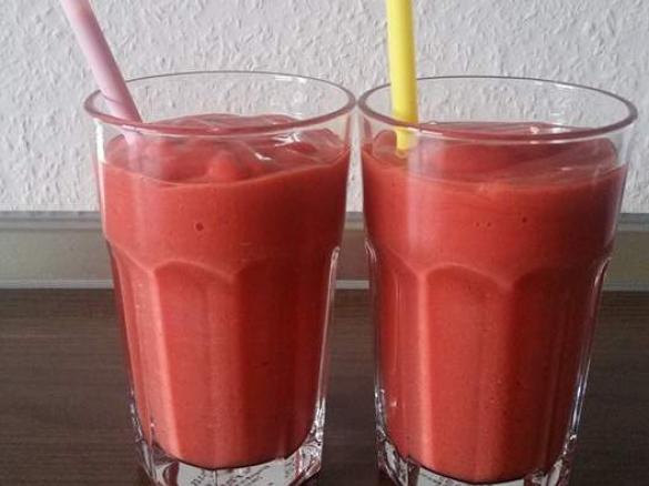 Himbeer-Bananen-Karotten-Mango-Orangensaft-Smoothie