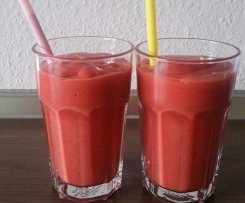 Himbeer-Bananen-Karotten-Mango-Orangensaft-Smoothie