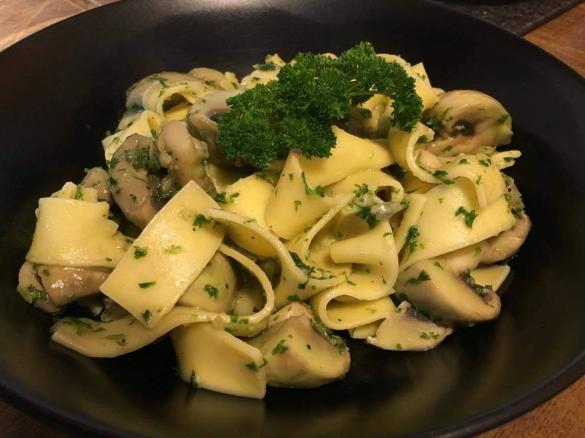 Bandnudeln mit Champignons