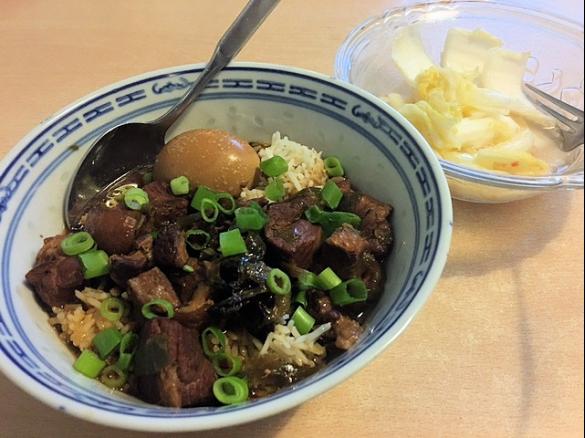 Thai Karamellisiertes Schweinefleisch mit Eiern