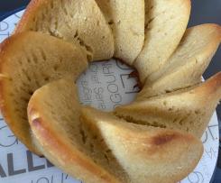 Fluffiger Zitronen-Gugelhupf mit Quark