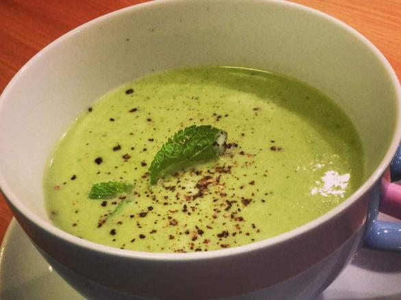 Erbsensuppe mit Kokos und Minze - vegetarisch vegan