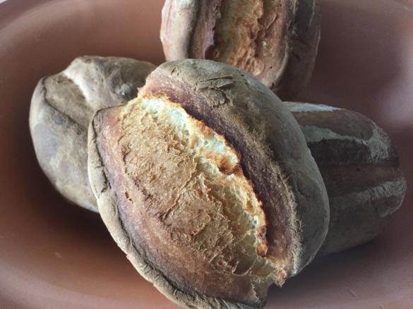 Rustikale Brötchen wie vom Bäcker