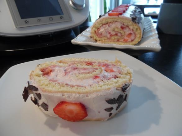 Erdbeerrolle, Biskuitrolle mit Erdbeerfüllung