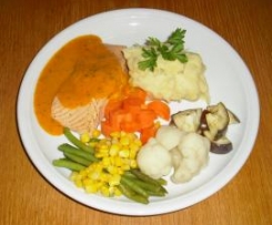 Gemüse-Fisch-Platte mit Kartoffelpüree und Paprikasauce  