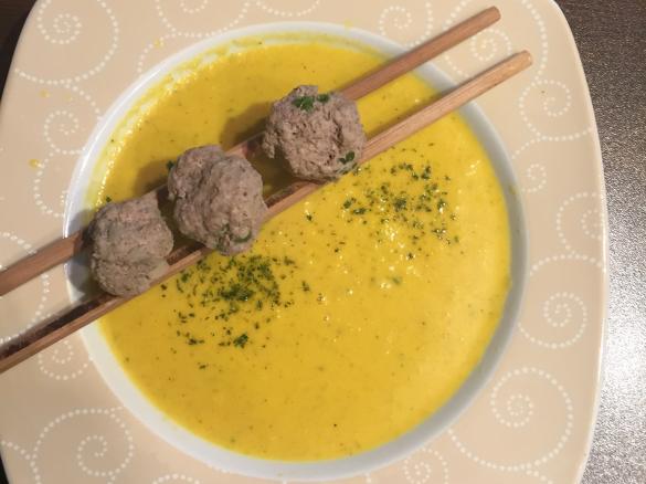 Möhrensuppe mit Kokos und Hackbällchen