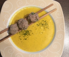 Möhrensuppe mit Kokos und Hackbällchen