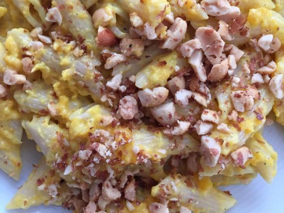 Nudeln mit Kürbissauce und Erdnüssen