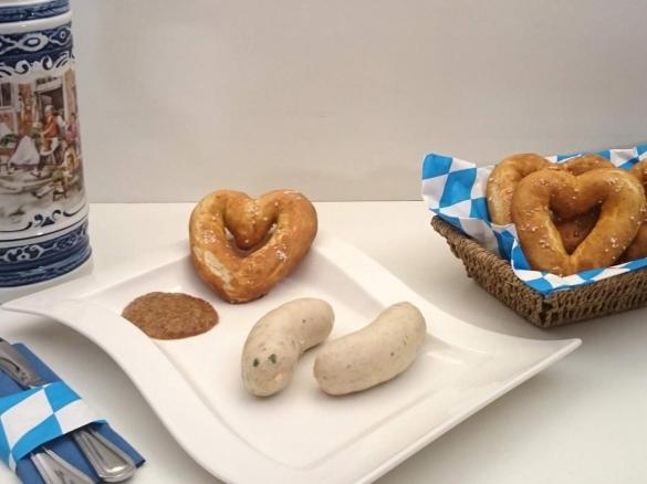 Laugen-Herz- Brezen und warme Weißwürste