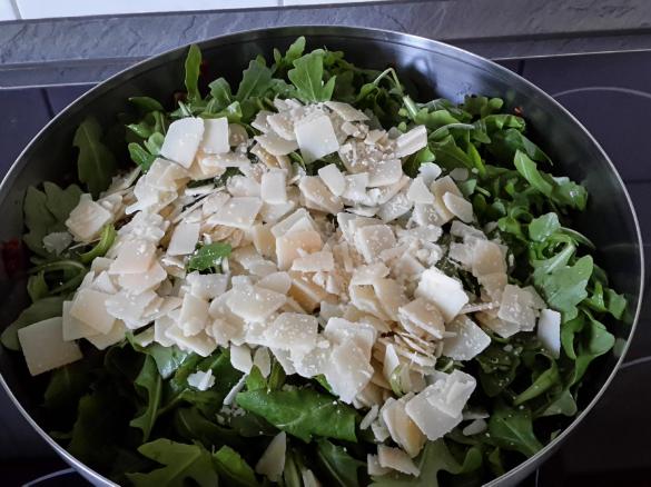 Nudelsalat mit Rucola und Parmesan