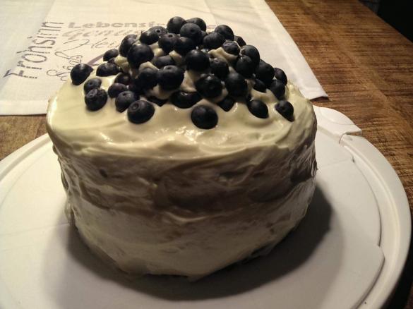 Möhren-Walnuss-Kuchen mit Blaubeeren
