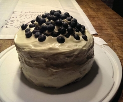 Möhren-Walnuss-Kuchen mit Blaubeeren