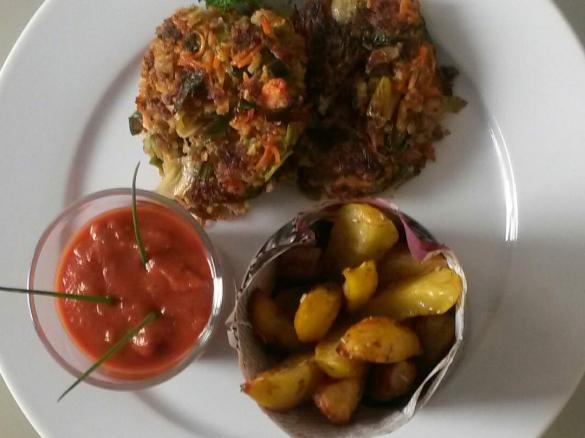 Hack-Gemüsepflanzerl  mit Ofenpommes 