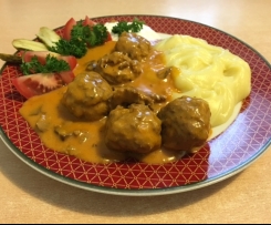 Hackfleischbällchen mit Jägersoße und Kartoffelpüree