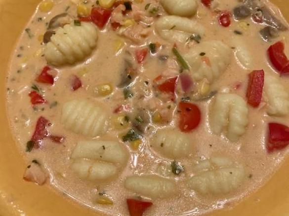 Gnocchitopf mit Lachsstreifen