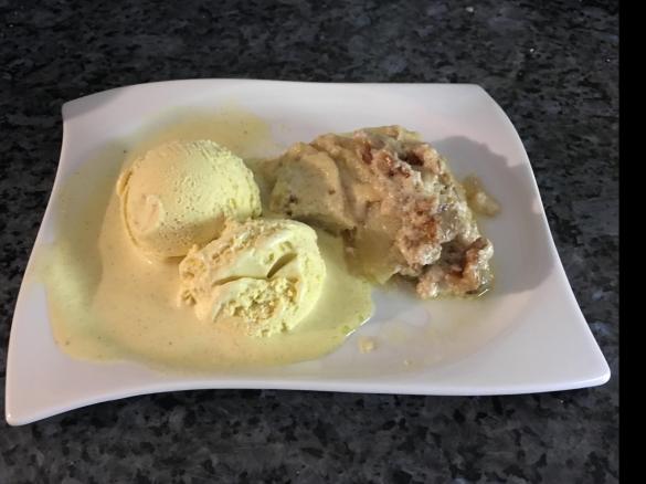 Apfel-Walnuß-Gratin mit Vanilleeis