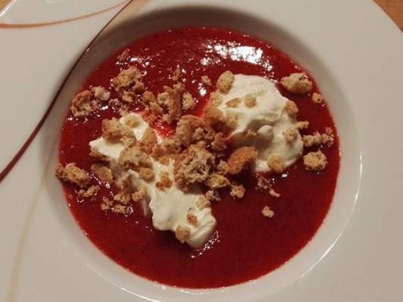 Mascarponecreme mit Amaretti auf Erdbeerspiegel