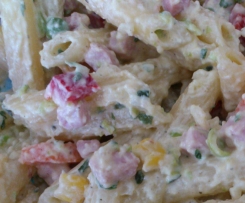 Leckerer Nudelsalat mit Gemüse und Kassler