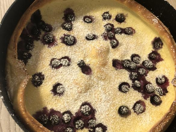 Pannakakku - finnischer Ofenpfannkuchen mit Blaubeeren