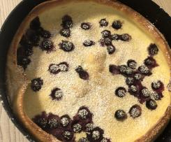 Pannakakku - finnischer Ofenpfannkuchen mit Blaubeeren
