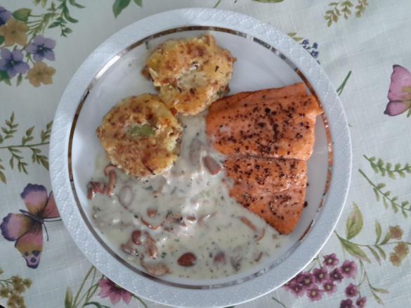 Kartoffel-Pilz-Laibchen mit Lachs an Rahmsoße