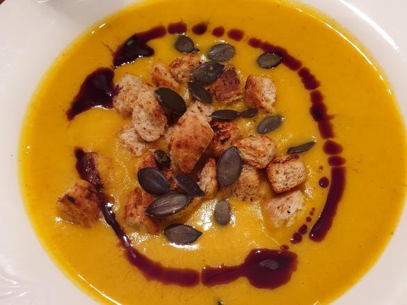 Steffis Kürbissuppe mit Äpfeln, Kartoffeln und Karotten