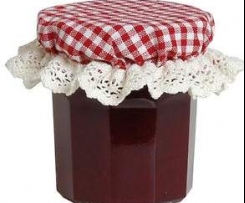 Schwarze Johannisbeer Konfitüre mit gelben Himbeeren und evtl. einem Schuss Amaretto