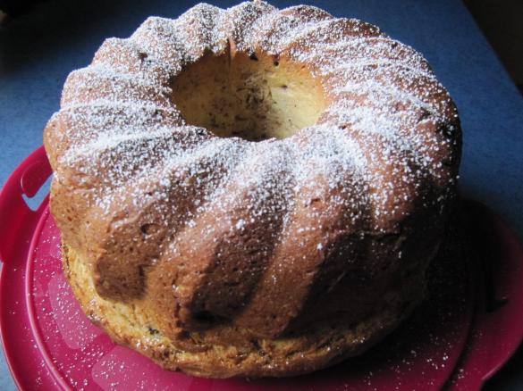 Hefegugelhupf mit Nüssen und Marzipan