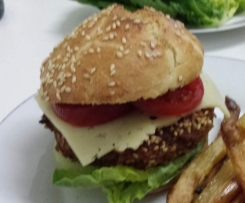 Hähnchen-Basilikumburger in Sesam-Cornflakskruste