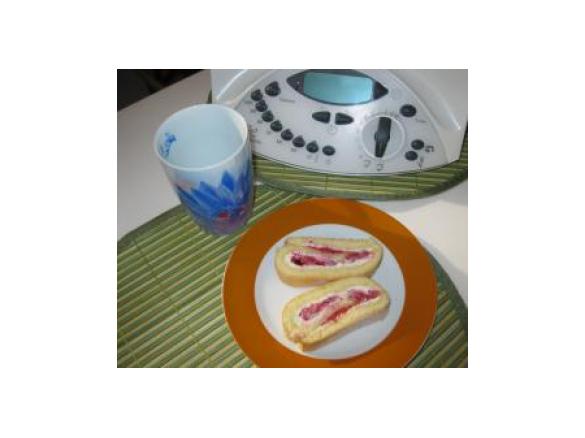 Leichte Biskuitrolle mit Mandel-Erdbeer-Füllung