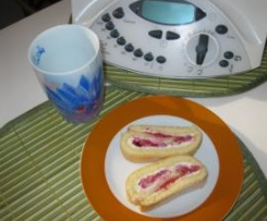 Leichte Biskuitrolle mit Mandel-Erdbeer-Füllung