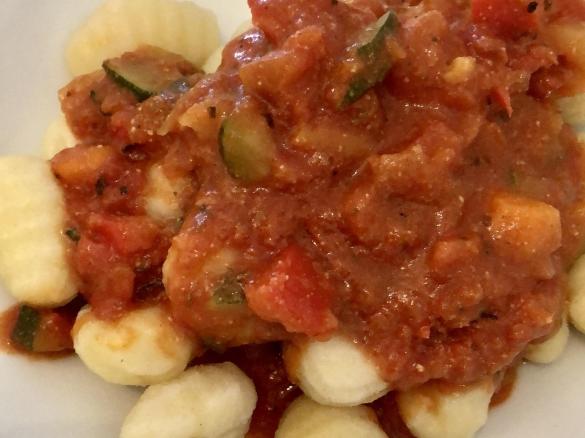 Gnocchi mit Tomatensauce und Zuchini & Paprika