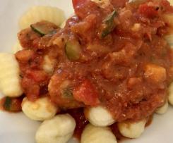 Gnocchi mit Tomatensauce und Zuchini & Paprika