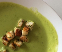 Erbsencremesuppe mit Zitronen-Croutons - schnell und lecker