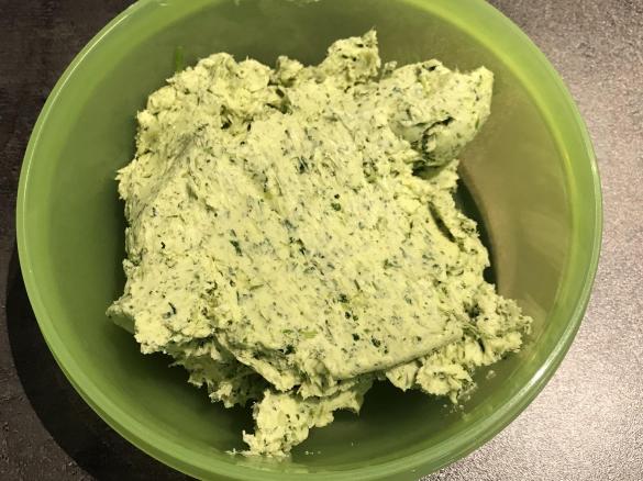Kräuterbutter schnell mit Knobi