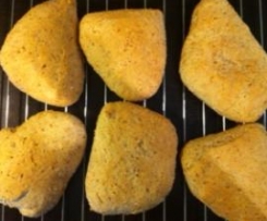 Aromatische Dinkel-Fladenbrötchen mit gerösteten Saaten und Nüssen