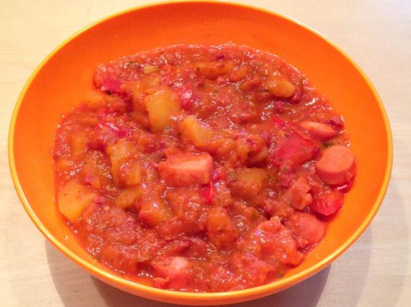 Kartoffel-Wurstgulasch mit Tomaten und Paprika