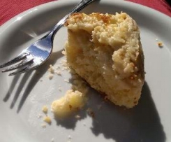 Streuselkuchen gefüllt mit Apfelmus