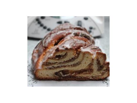 Nusszopf mit Marzipan