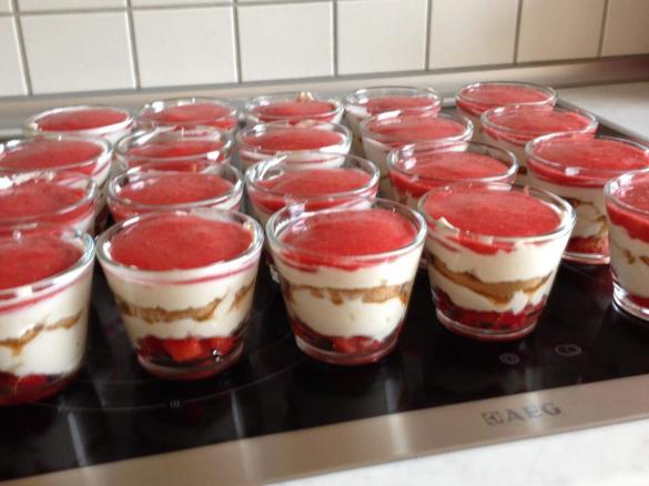 beschwipste Erdbeeren mit Sahne-Mascarpone-Creme