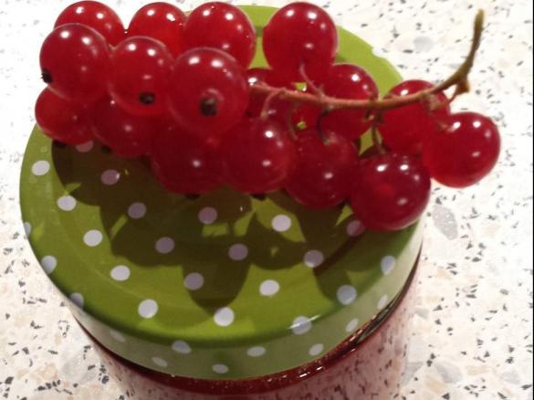 Variation von Erdbeermarmelade mit Johannisbeeren