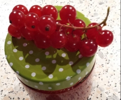 Variation von Erdbeermarmelade mit Johannisbeeren