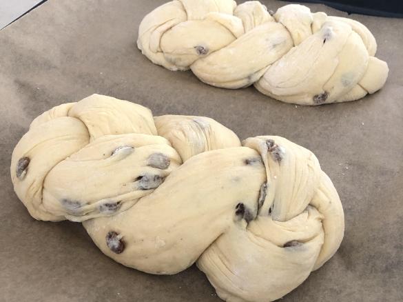 Fluffiger Hefezopf mit oder ohne Rosinen