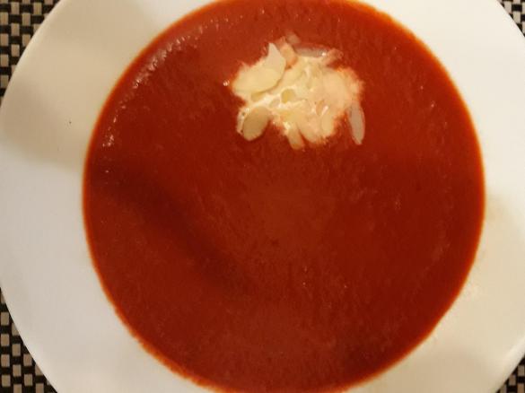 Rote-Beete-Suppe mit rohen Zutaten