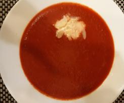 Rote-Beete-Suppe mit rohen Zutaten